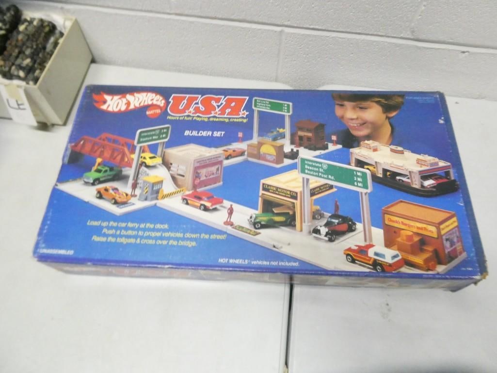 Vintage Hot Wheels USA Builder Set with original Box- Comes with everything as shown in the pictures (1 of 8)