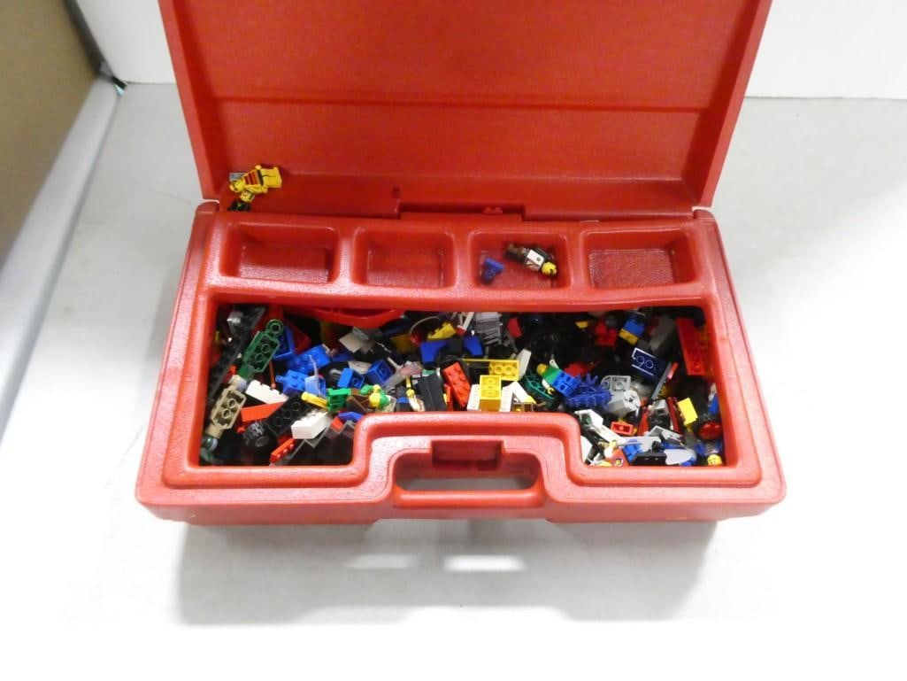 Lot of Legos incl Lego Bricks and Mini Figs: Lot of Legos incl Lego Bricks and Mini Figs