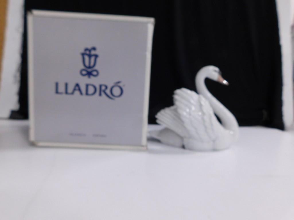 Lladro Figurine with Box - 05231 Swan with wings: Lladro Figurine with Box - 05231 Swan with wings