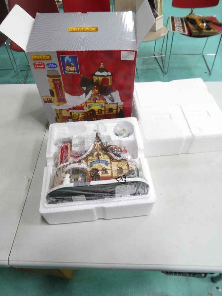 Lemax Santa's Chalet 15742 / 675065 Christmas Village Lighted Building in Original Box (1 of 6)