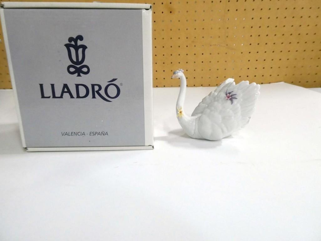 Lladro 6499 White Swan with Flower Figurine in Original Box: Lladro 6499 White Swan with Flower Figurine in Original Box