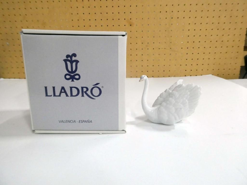 Lladro 6175 White Swan Figurine in Original Box: Lladro 6175 White Swan Figurine in Original Box