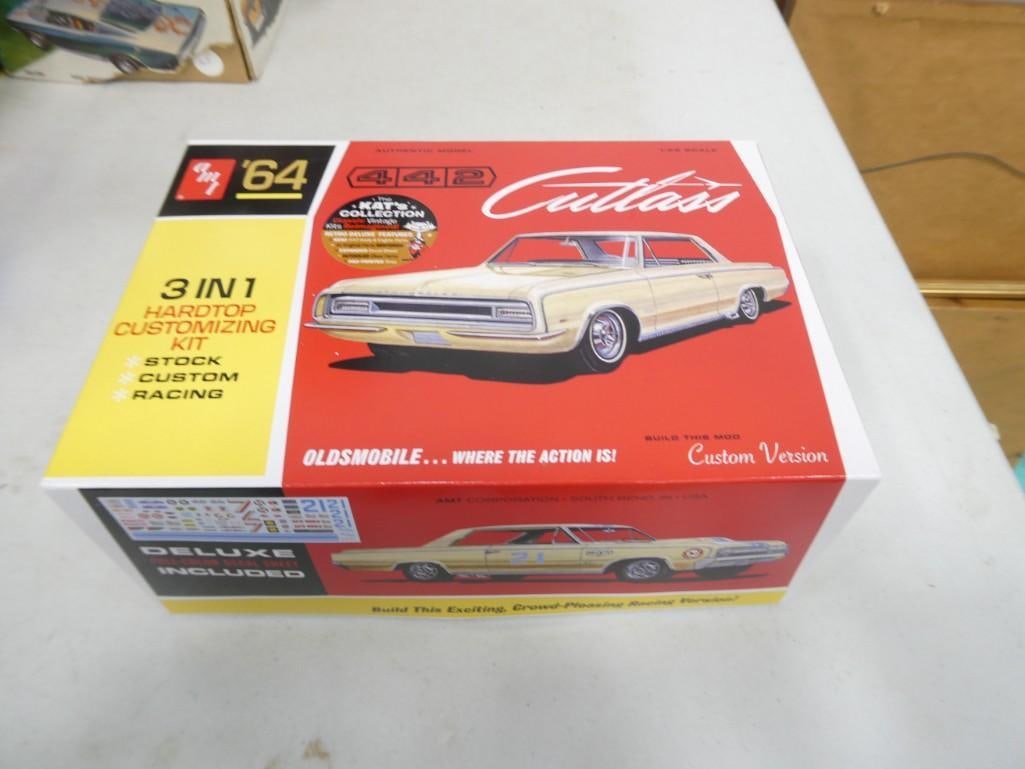 AMT '64 Oldsmobile Cutlass 3 in 1 Hardtop Model Car Kit 1/25 Scale (1 of 2)