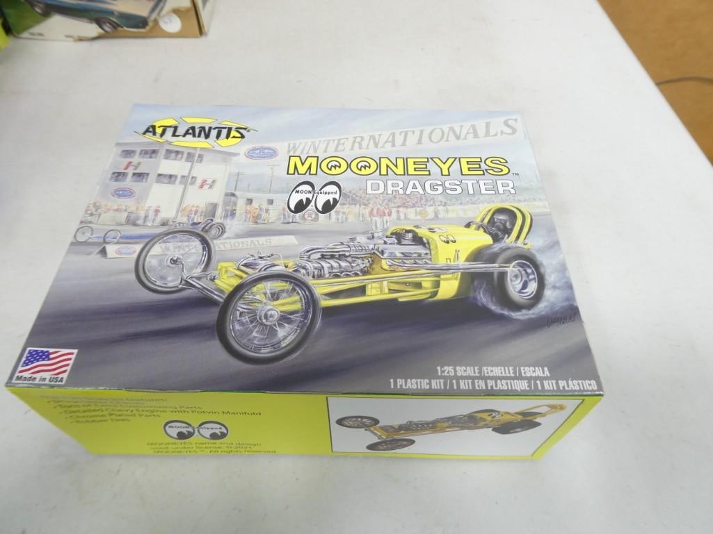 Atlantis Mooneyes Dragster 1:25 Scale Model Kit in Original Box: Atlantis Mooneyes Dragster 1:25 Scale Model Kit in Original Box . Includes everything that you see in the pictures. If you have questions, please ask prior to the auction