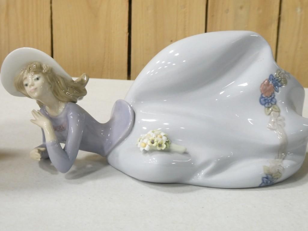 Lladro Figurine “Pretty Pose?? Girl Laying Down w/Flowers #5589 (1 of 7)