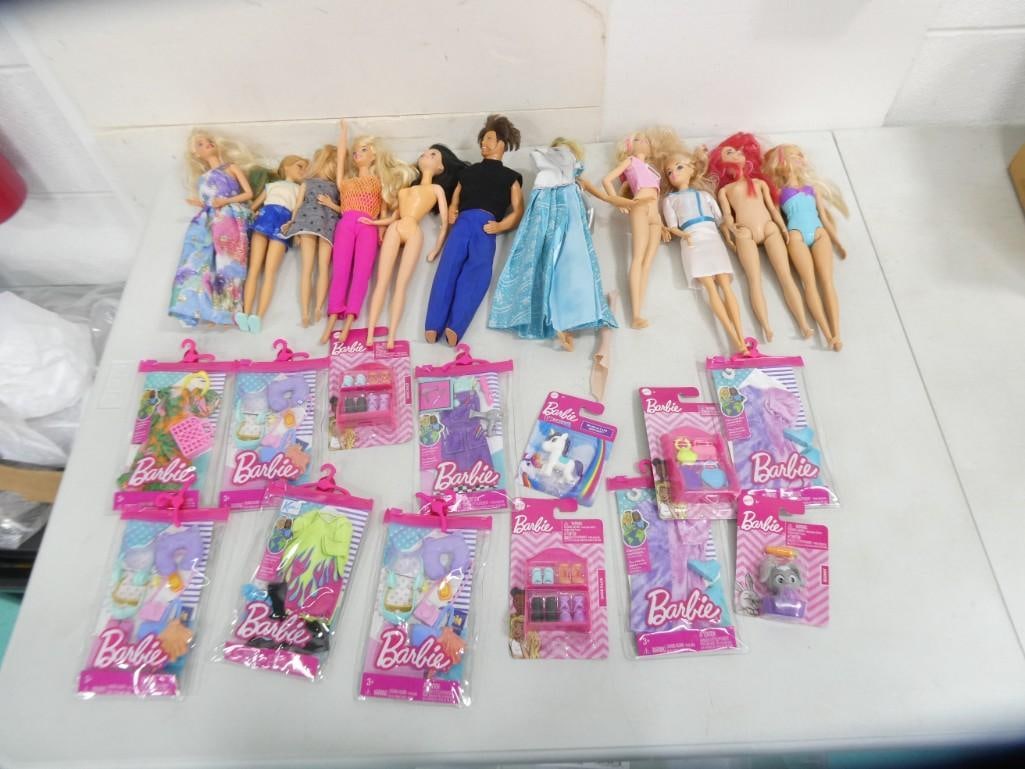 5 Barbies, 5 Other Dolls 13 Accessory Barbie in packs (1 of 4)