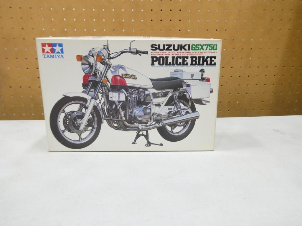 Tamiya Suzuki Police Bike 1/12th Scale Model Kit GSX750: Tamiya Suzuki Police Bike 1/12th Scale Model Kit GSX750 . Includes everything that you see in the pictures.