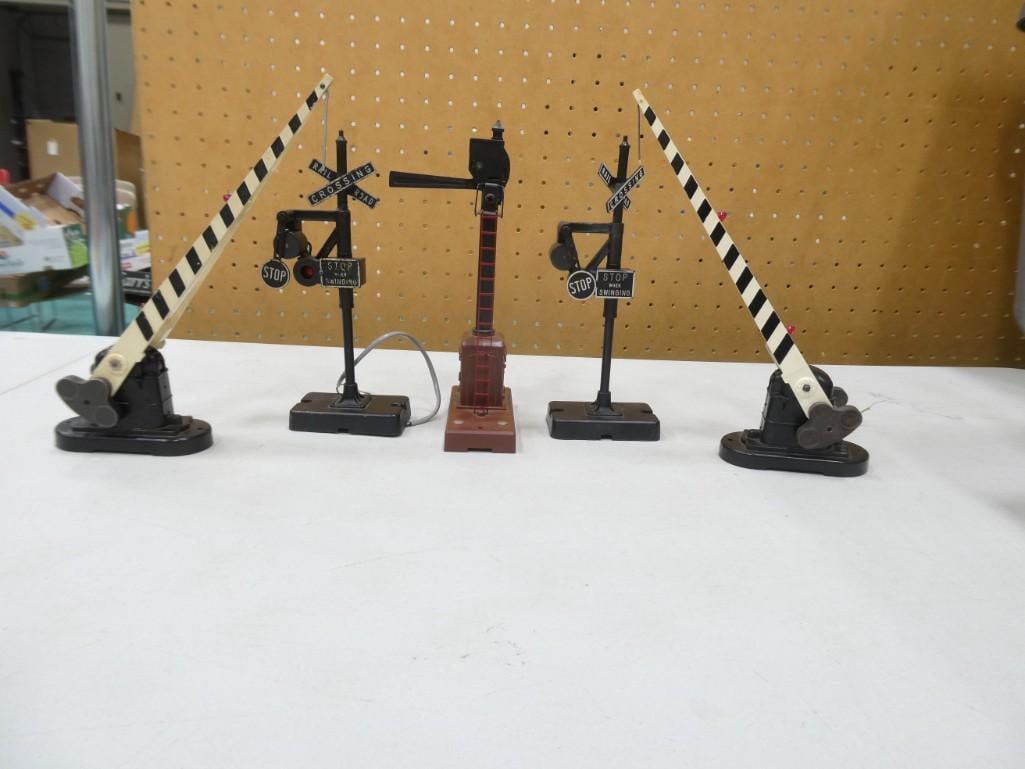 Model Railroad Accessories incl Gates, Signs, etc. (1 of 4)
