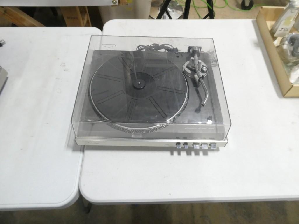 Toshiba Belt Drive Turntable Model SR-F452 (1 of 4)