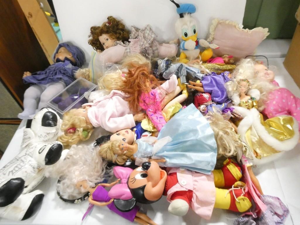 Doll Lot incl Barbie Dolls, Minnie Mouse, etc: Doll Lot incl Barbie Dolls, Minnie Mouse, Donald Duck Plush, etc . Played with condition.