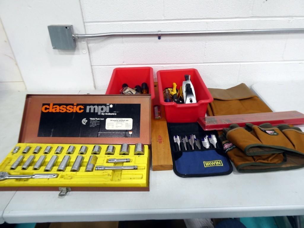 Tool lot including socket set, drill bits, screw drivers, planer, Level, tool belt, tape measure, et (1 of 6)