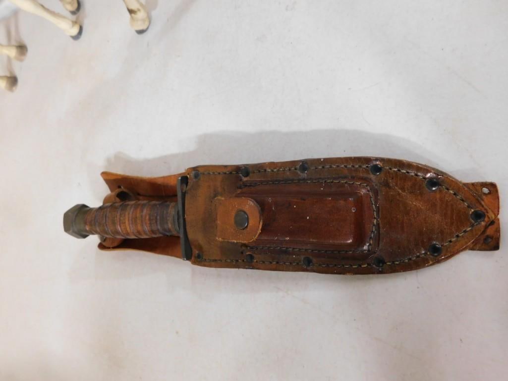 Vintage Camillus knife with sheath (1 of 4)