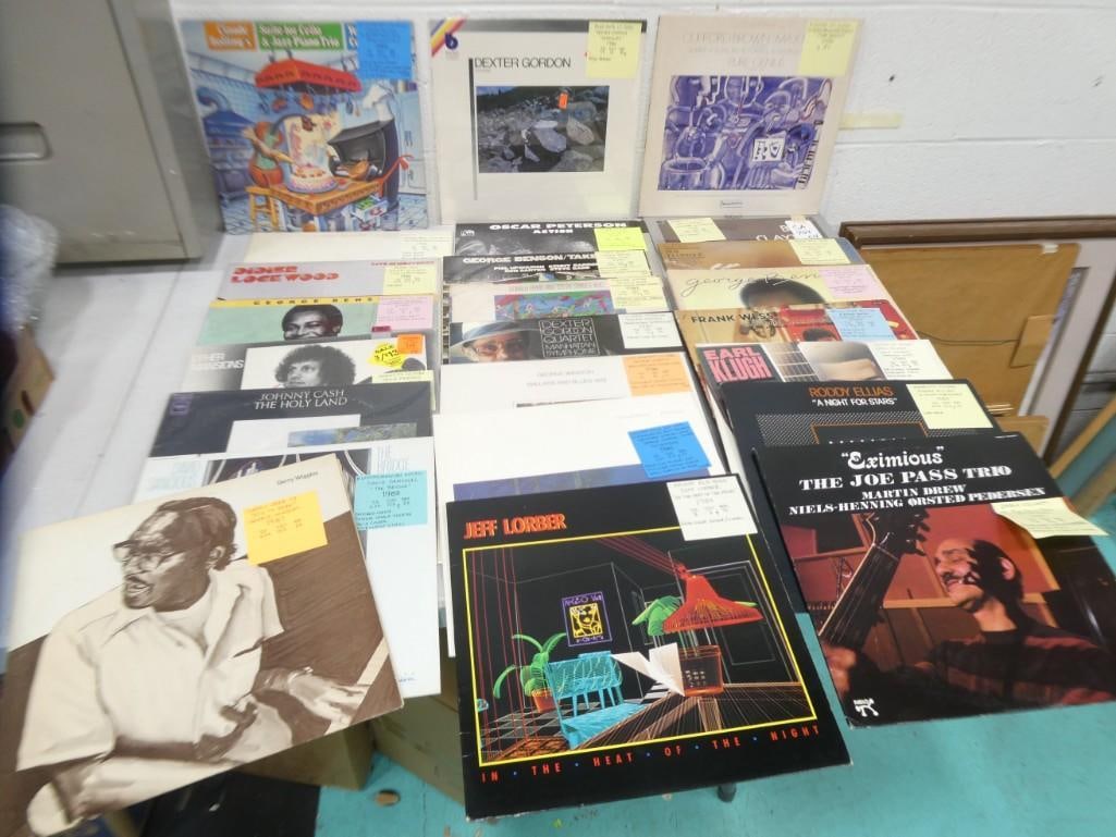 Large lot of assorted vinyl records - mostly Jazz, also Johnny Cash, George Benson (1 of 12)