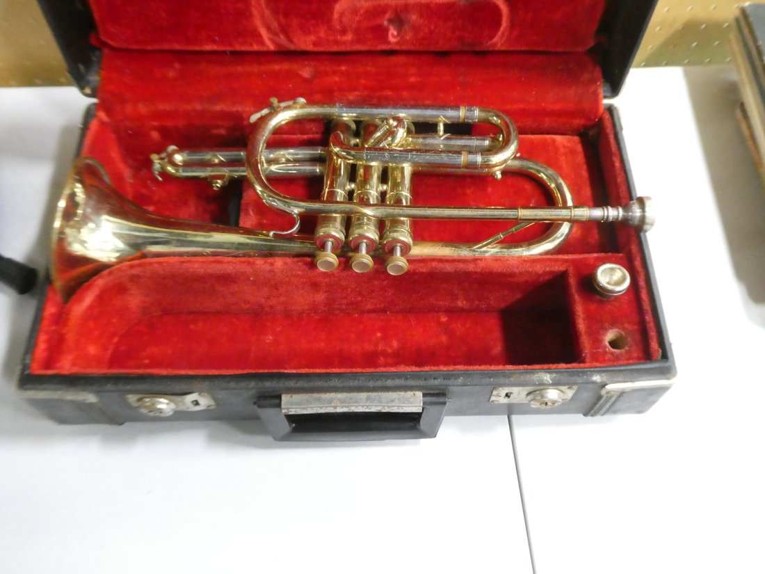 Reynolds Medalist Cornet with hard case and two mouth pieces (1 of 6)