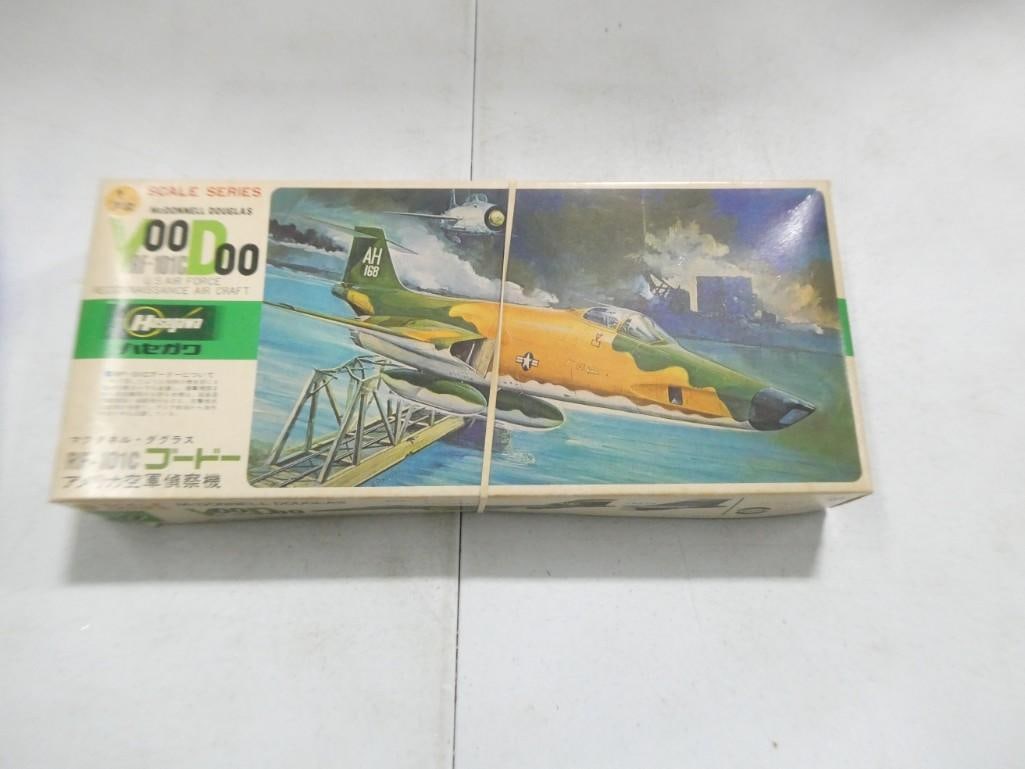 McDonnell Douglass Voodoo RF-101C US Air Force Model Kit 1/72 Scale (1 of 3)