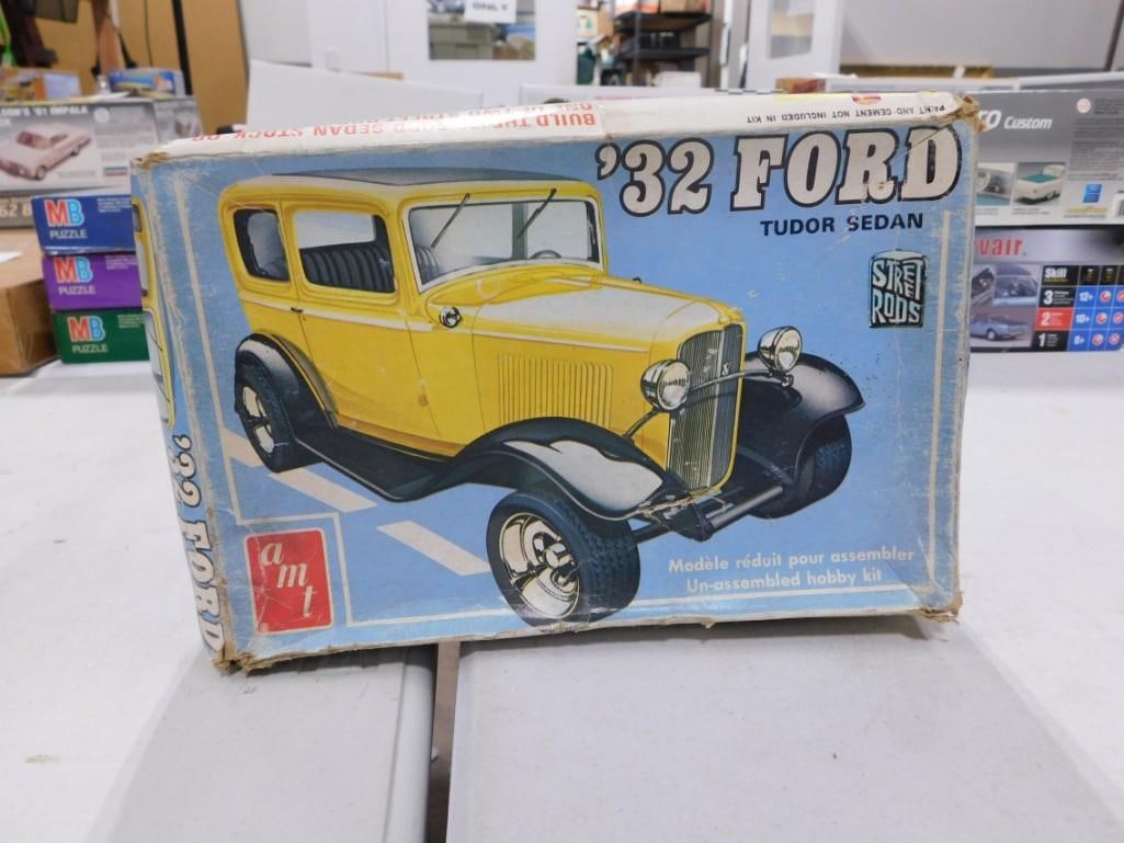 AMT '32 Ford Tudor Sedan Street Rods Model Car Kit (1 of 6)