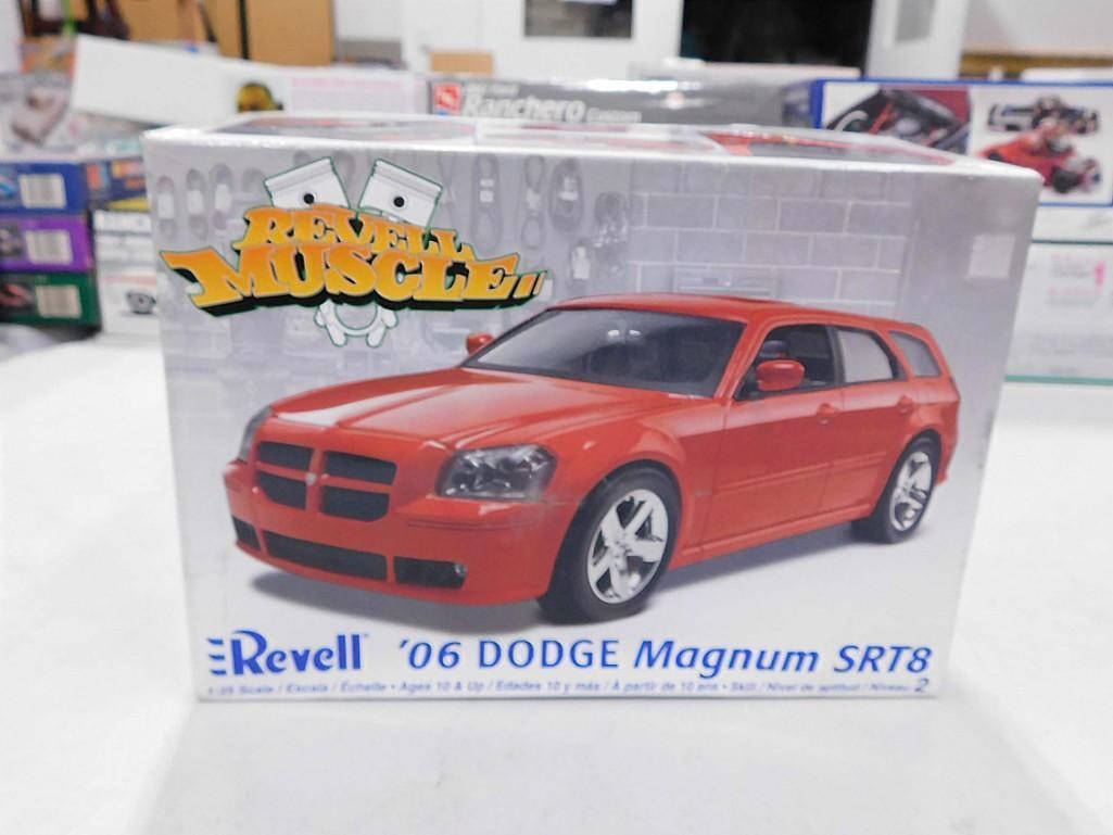 Revell Muscle '06 Dodge Magnum SRT8 Model Car Kit 1/25 Scale (1 of 3)