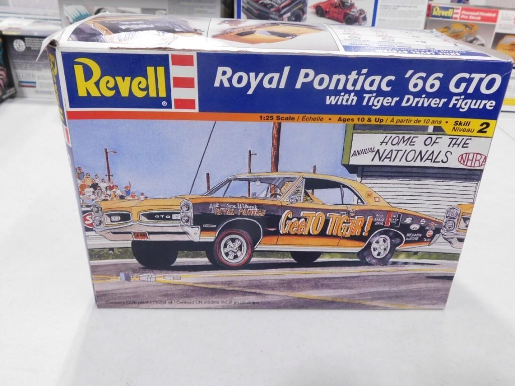 Revell Royal Pontiac '66 GTO with Tiger Driver Figure 1:25 Scale Car Model Kit (1 of 4)