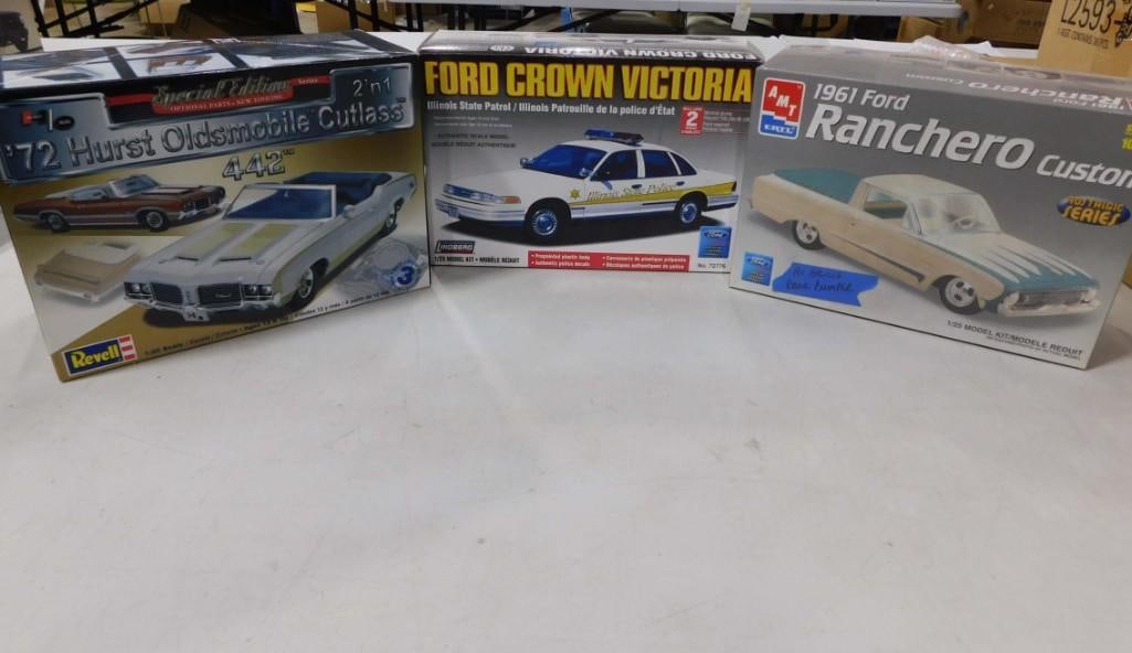 3 Model Car Kits incl Revell '72 Hurst Oldsmobile Cutlass 442 2 'n 1, Lindberg Ford Crown Victoria I (1 of 12)