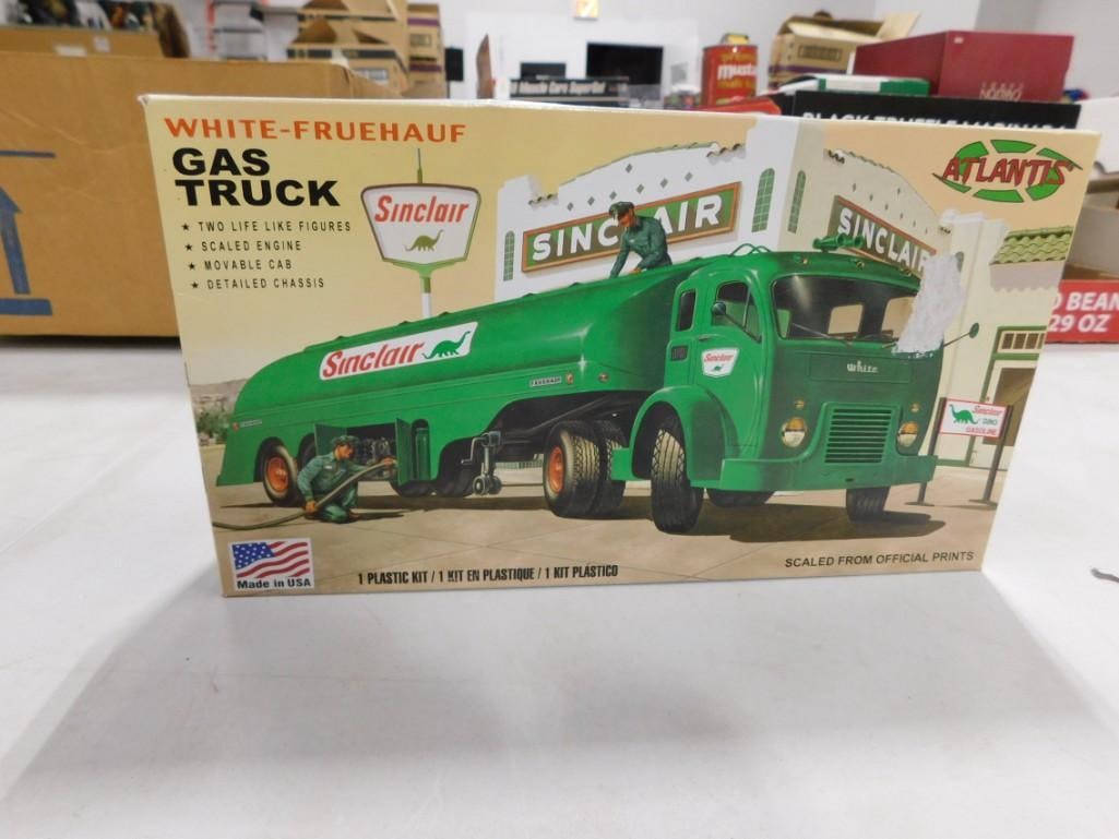 Sinclair Gas Truck Model Kit Atlantis White-Fruehauf (1 of 5)