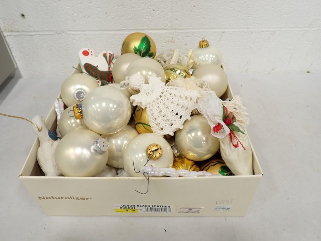 Lot of assorted Christmas Ornaments / decorations (1 of 6)