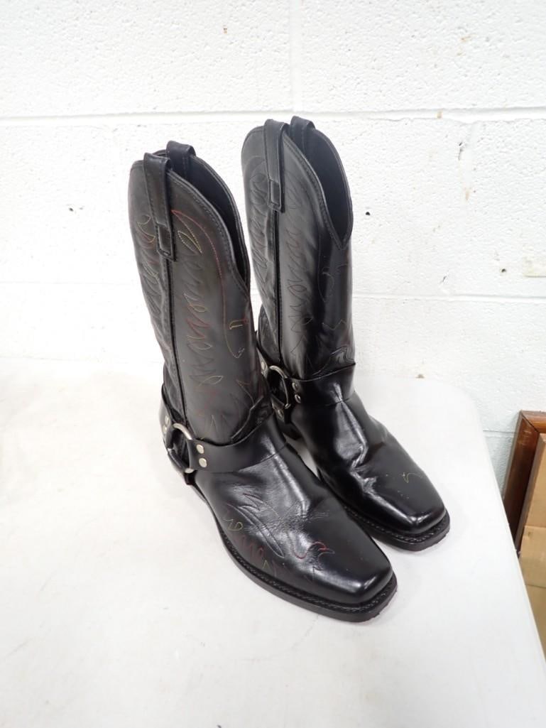Pair of Men's Laredo Cowboy Boots - Size 9D: Pair of Men's Laredo Cowboy Boots - Size 9D