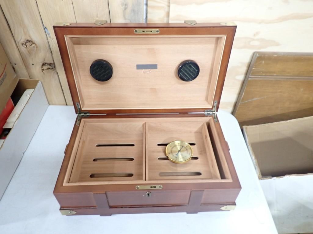 Nice wooden Humidor with Hygrometer: Nice wooden Humidor with Hygrometer
