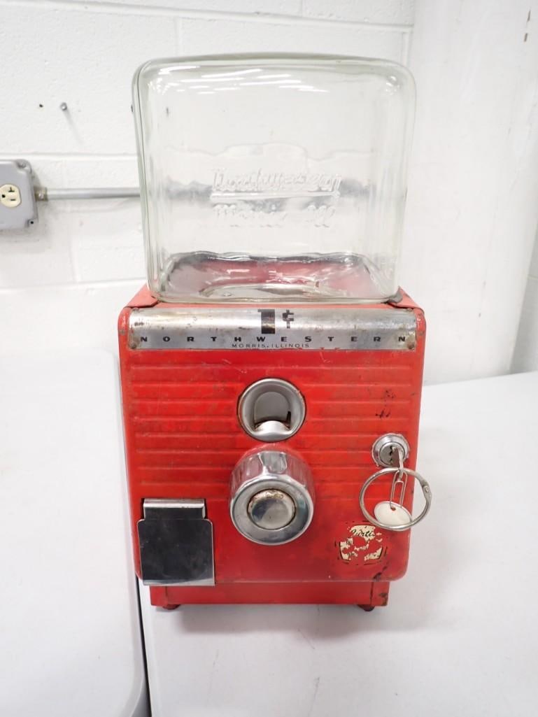 Vintage Northwestern Gumball Machine with key - 1 cent (1 of 4)