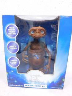 E.T. The Extra-Terrestrial Animatronic Animaltronic Toys R Us Exclusive New in Box: E.T. The Extra-Terrestrial Animatronic Animaltronic Toys R Us Exclusive New in Box . Says 6 phrases, finger and heart glow. Condition: new in box but probably needs batteries