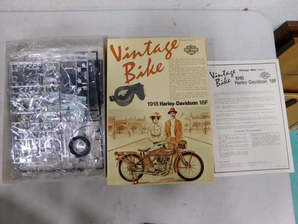 1918 Harley Davidson 18F Vintage Bike Model Kit new in Open Box (1 of 3)