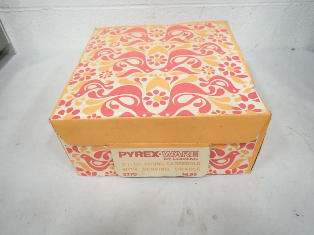 Sealed Vintage Pyrex Friendship Pattern 2 1/2 Qt Casserole with Serving Cradle NOS New Old Stock (1 of 4)