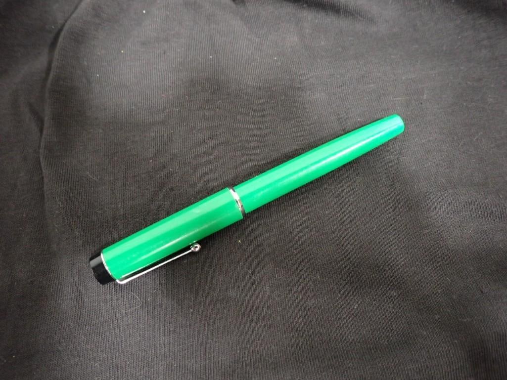 Parker "Big Red" Ballpoint Pen . Kelly Green Case with Silvertone Washer Clip and Band (1 of 5)