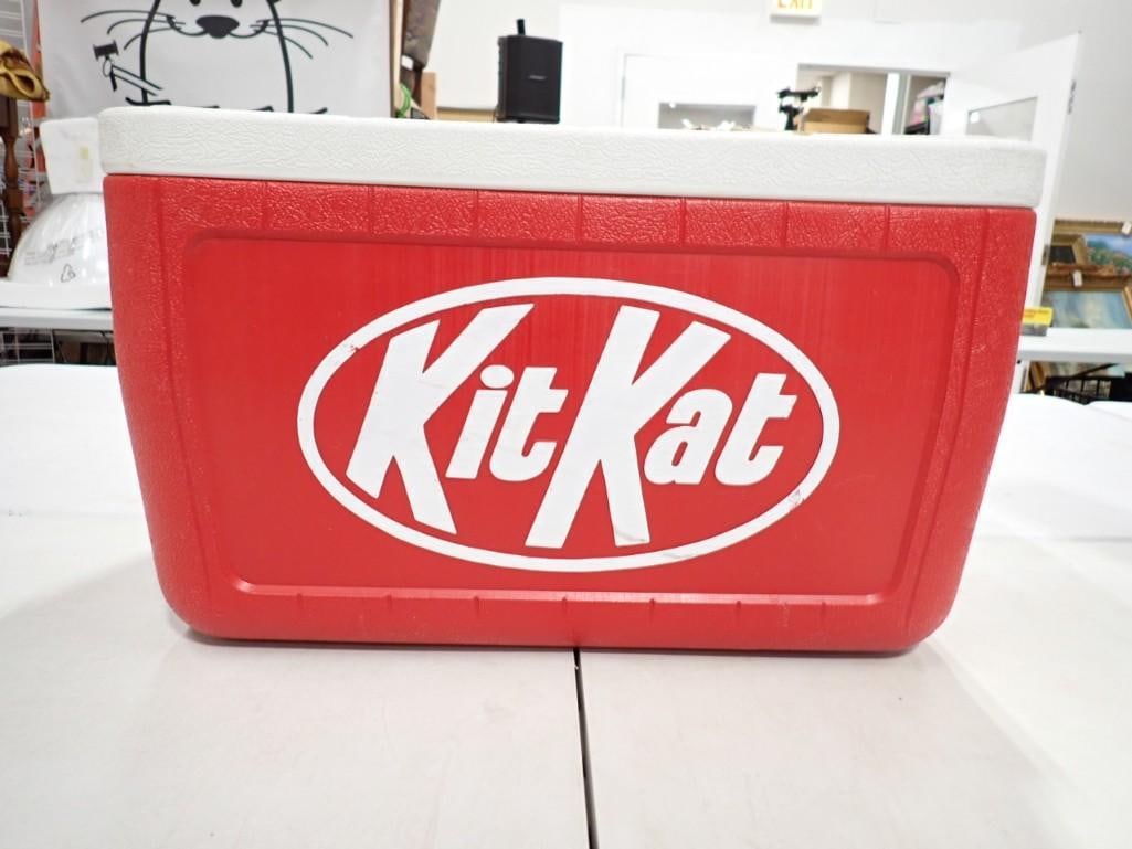 Colemon Poly Lite 34 Cooler with Kit Kat Logo (1 of 6)