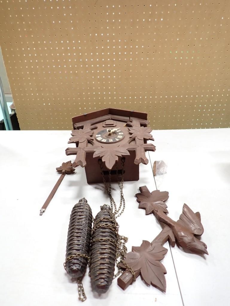 German Black Forest Cuckoo Clock - some damage to the outside, the mechanism probably needs some oil (1 of 6)