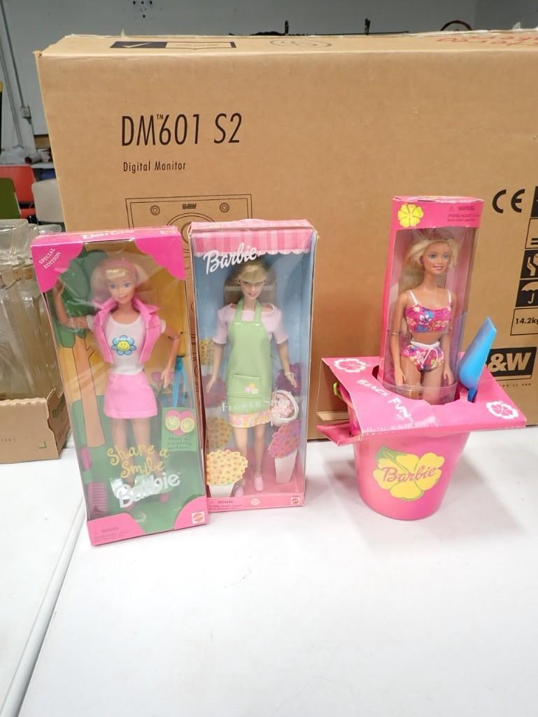 3 Barbie Dolls incl Share a Smile Barbie, Flower Shop Barbie, Beach Fun Hawaii Barbie and Beach Buck (1 of 7)