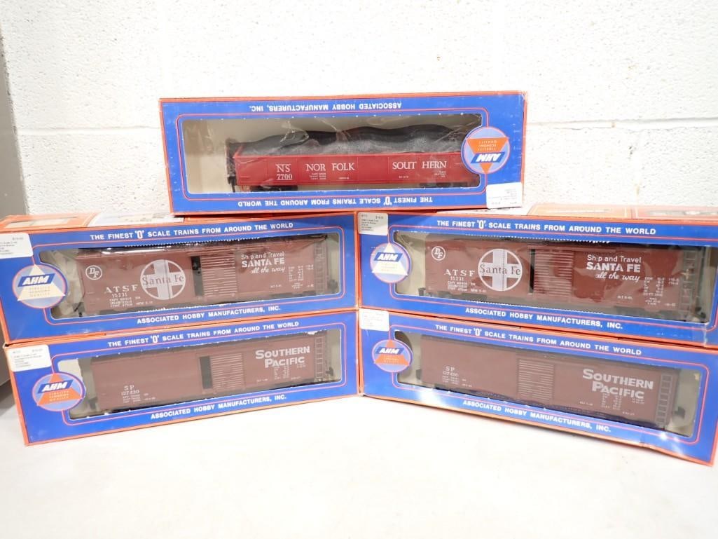 5 AHM O Scale Model Train Cars incl 1 Gondola with Coal, 2 Santa Fe, 2 Southern Pacific (1 of 8)