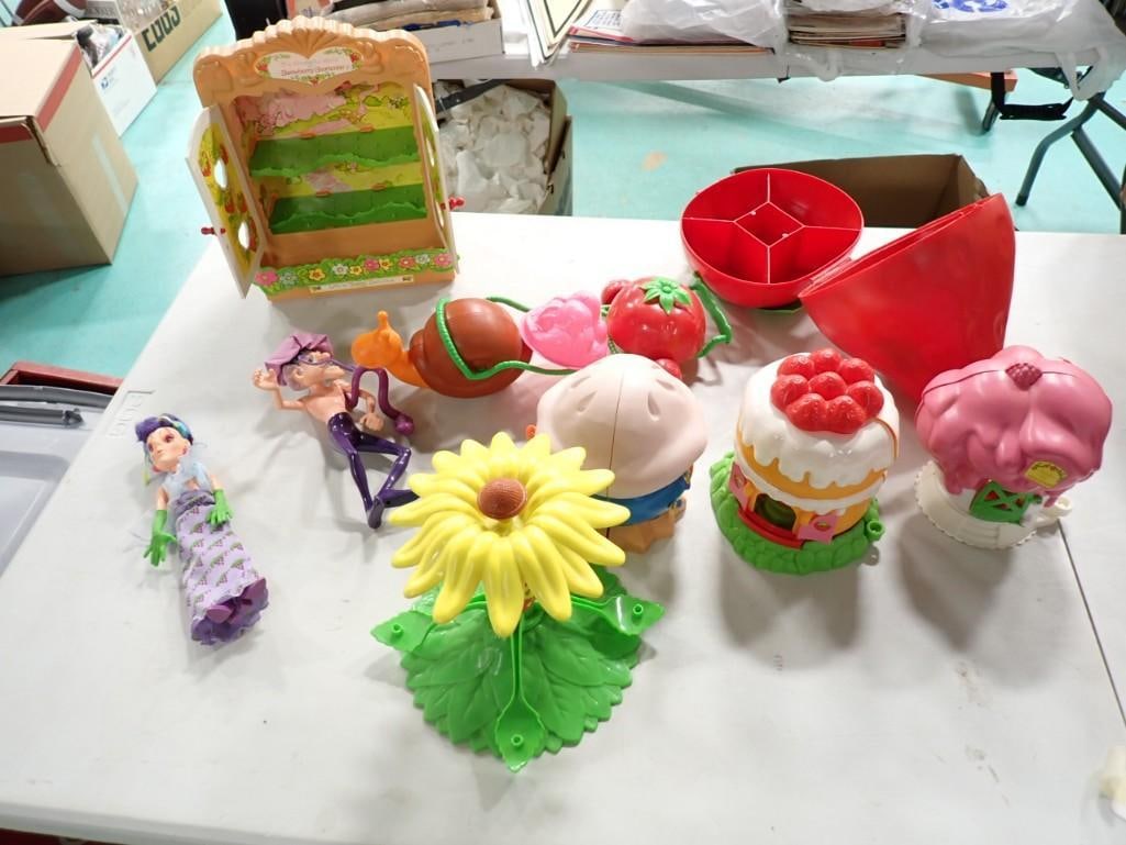 Strawberry Shortcake Toys including Purple Pie Man, Snail, Accessories, Soda Shoppe, Blueberry Muffi: Strawberry Shortcake Toys including Purple Pie Man, Snail, Accessories, Soda Shoppe, Blueberry Muffin Garden Shoppe, etc.