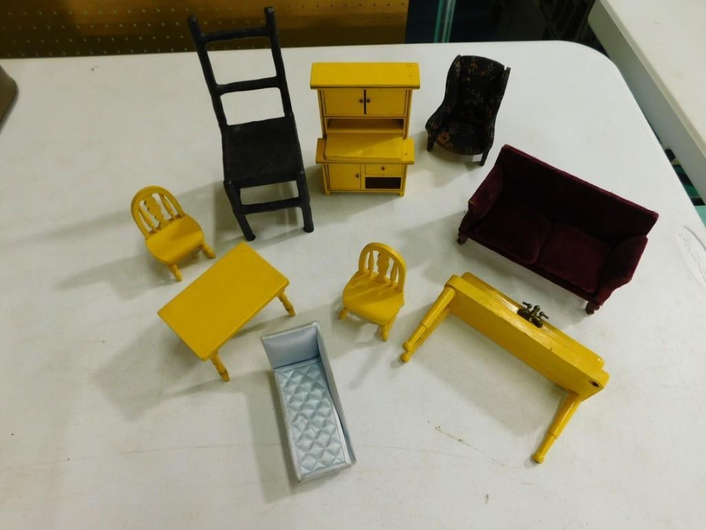 Lot of Dollhouse Furniture incl Sink, Chairs, Table, Etc. Asst Sizes: Lot of Dollhouse Furniture incl Sink, Chairs, Table, Etc. Asst Sizes