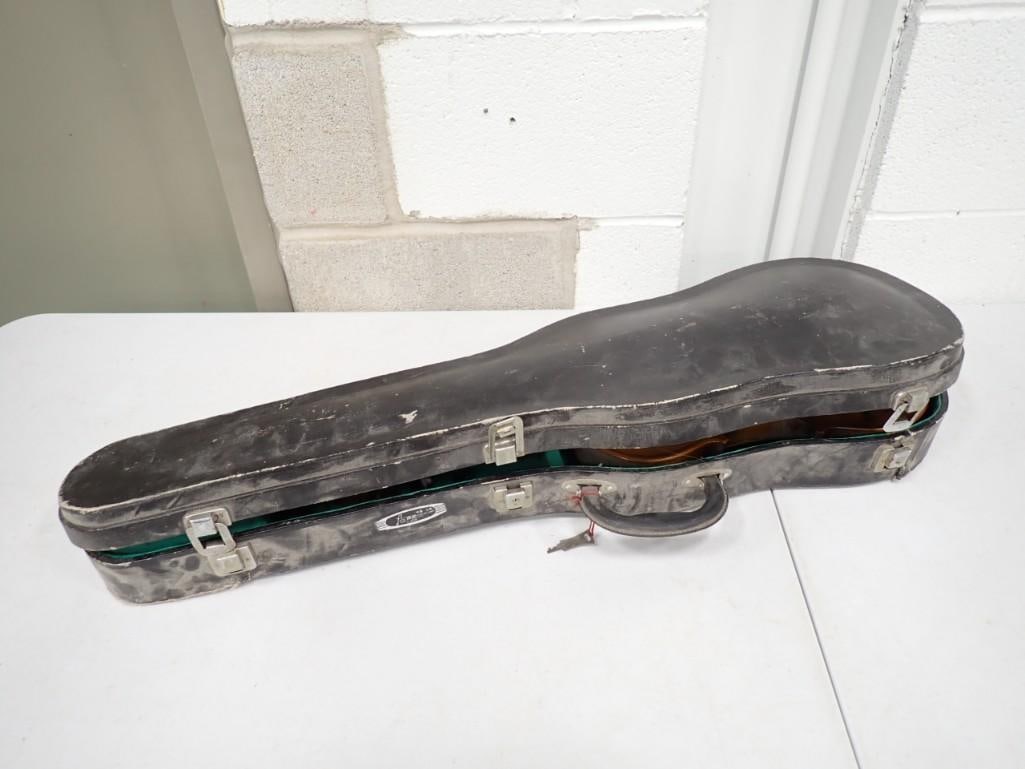Violin with case: Violin with case - see all pictures for condition