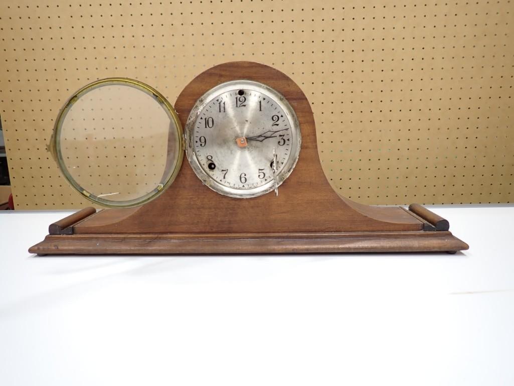 Vintage Mantle Clock with Key (1 of 5)