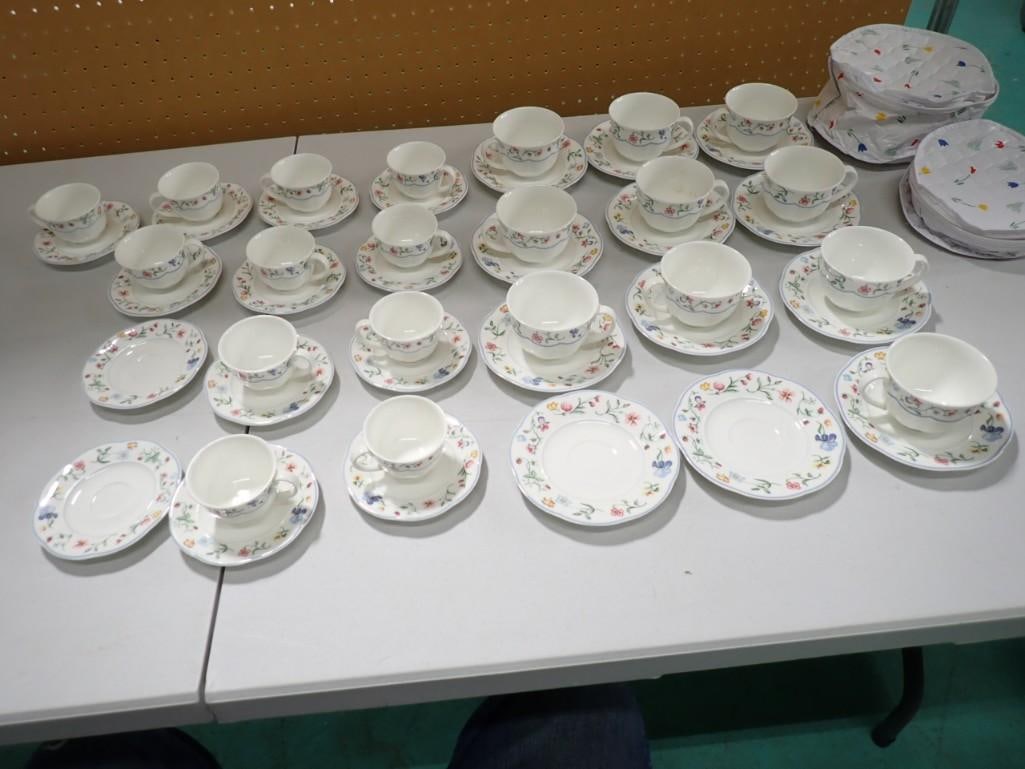 Villeroy & Boch 1748 Bone China Mettlach Mariposa Dishes set - teacups and saucers: Villeroy & Boch 1748 Bone China Mettlach Mariposa Dishes set - teacups and saucers - one cup has a chip, there may be some other minor nicks and scratches, etc. but over all not bad.