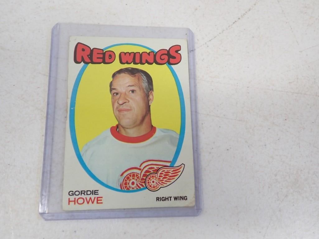 Gordie Howe 1971-72 Red Wings Topps Card: Gordie Howe 1971-72 Red Wings Topps Card . Some corner wear