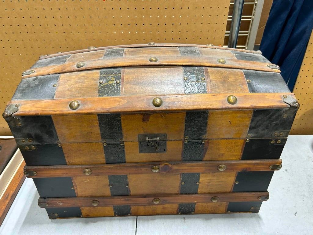 Antique Steamer Trunk Humpback Top (1 of 3)