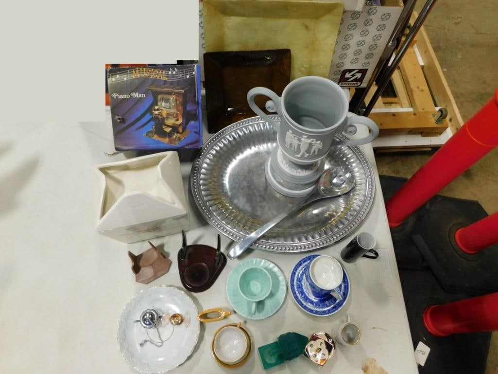 Smalls lot including Wedgewood, smalls, Musical Piano Man, tea cups, etc. (1 of 7)