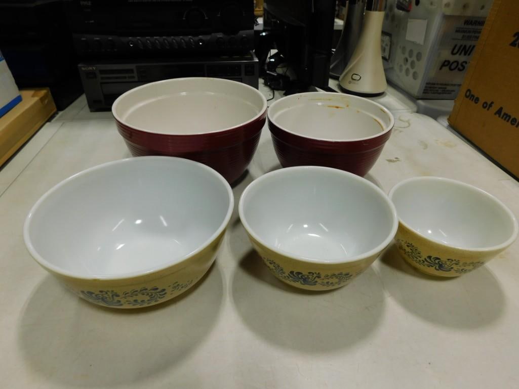 Lot of Pyrex Homestead and Crofton Bowls: Lot of Pyrex Homestead and Crofton Bowls