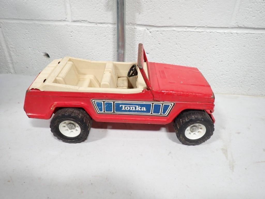 Vintage Pressed Steel Tonka Jeepster: Vintage Pressed Steel Tonka Jeepster