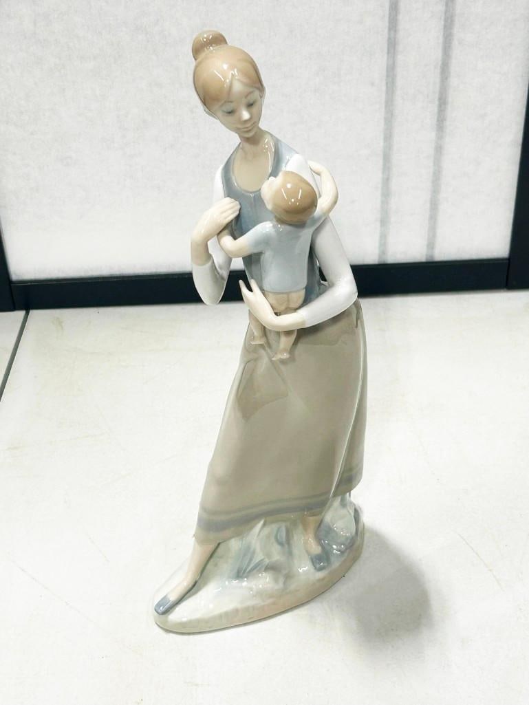 Lladro Figurine 4701 Mother with Child Gloss Finish 14": Lladro Figurine 4701 Mother with Child Gloss Finish 14" . No box, no damage