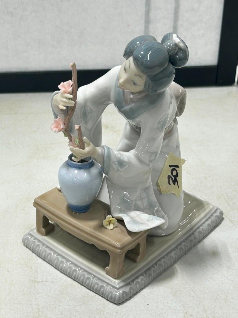 Lladro Figurine 4840 Geisha Flower Arranger Gloss Finish 8" Tall: Lladro Figurine 4840 Geisha Flower Arranger Gloss Finish 8" Tall No box