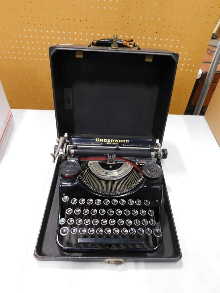 Antique Underwood Universal Typewriter in Case (1 of 6)