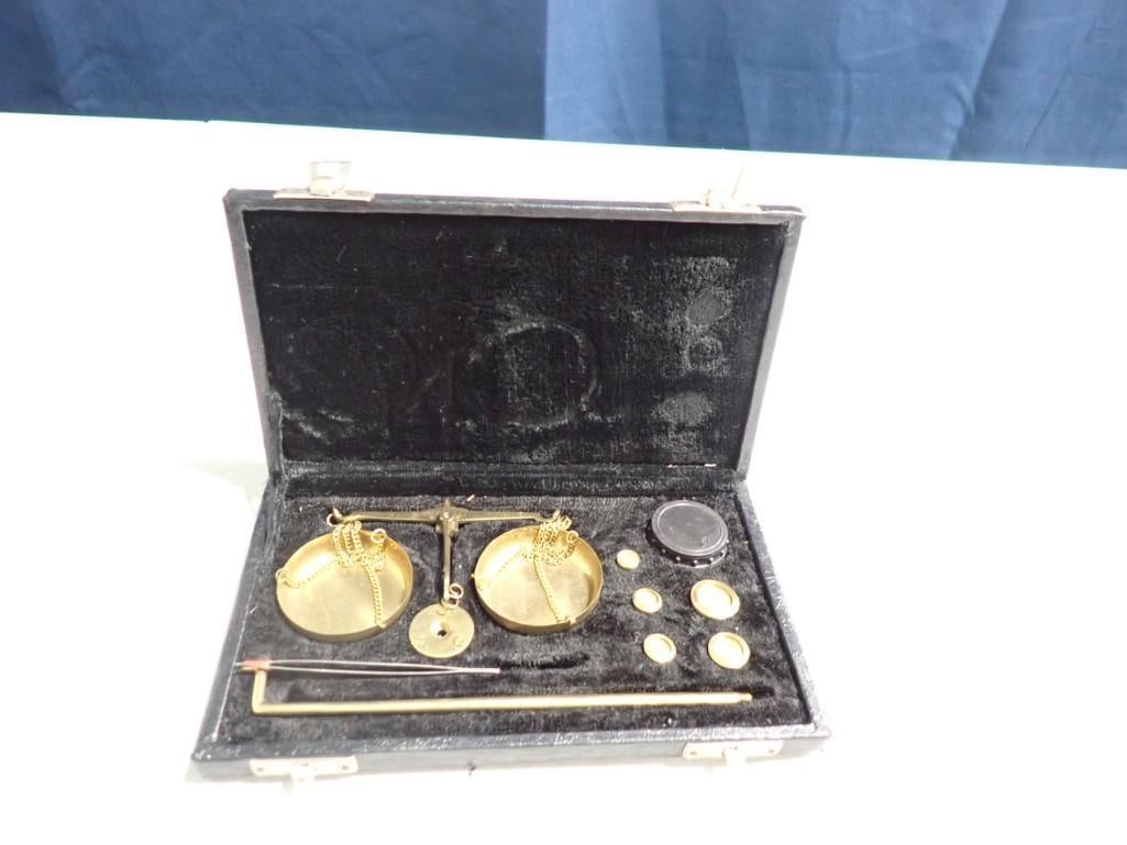 Vintage Scale and Weights with case (1 of 4)